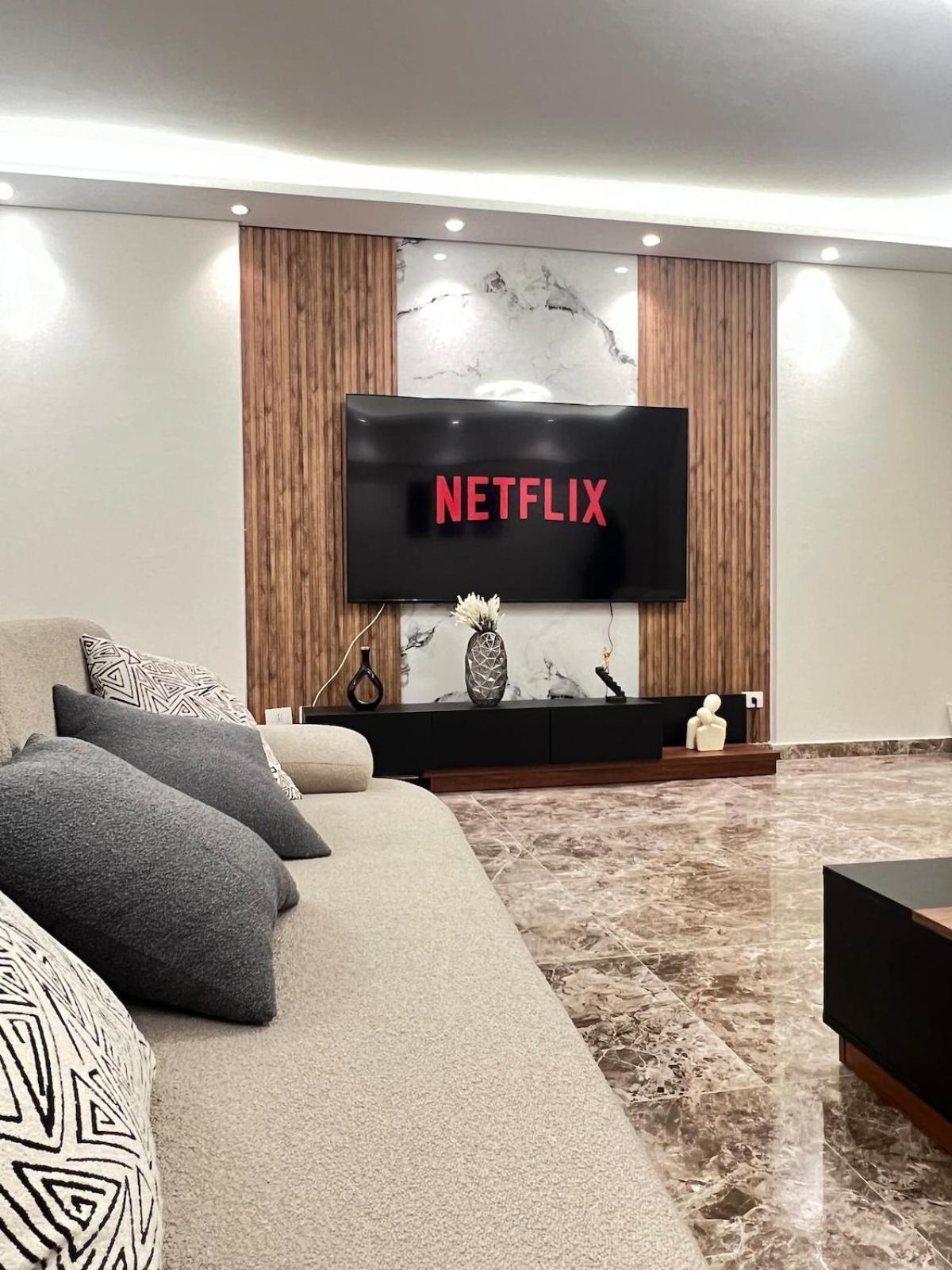 Chill Vibes 3 Bedroom In Rehab Apartment